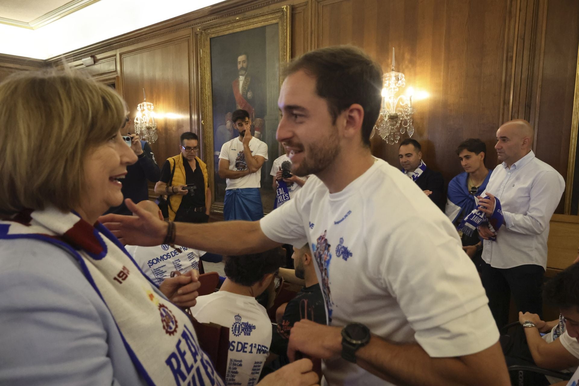 Glorioso homenaje al Real Avilés en la plaza del Ayuntamiento