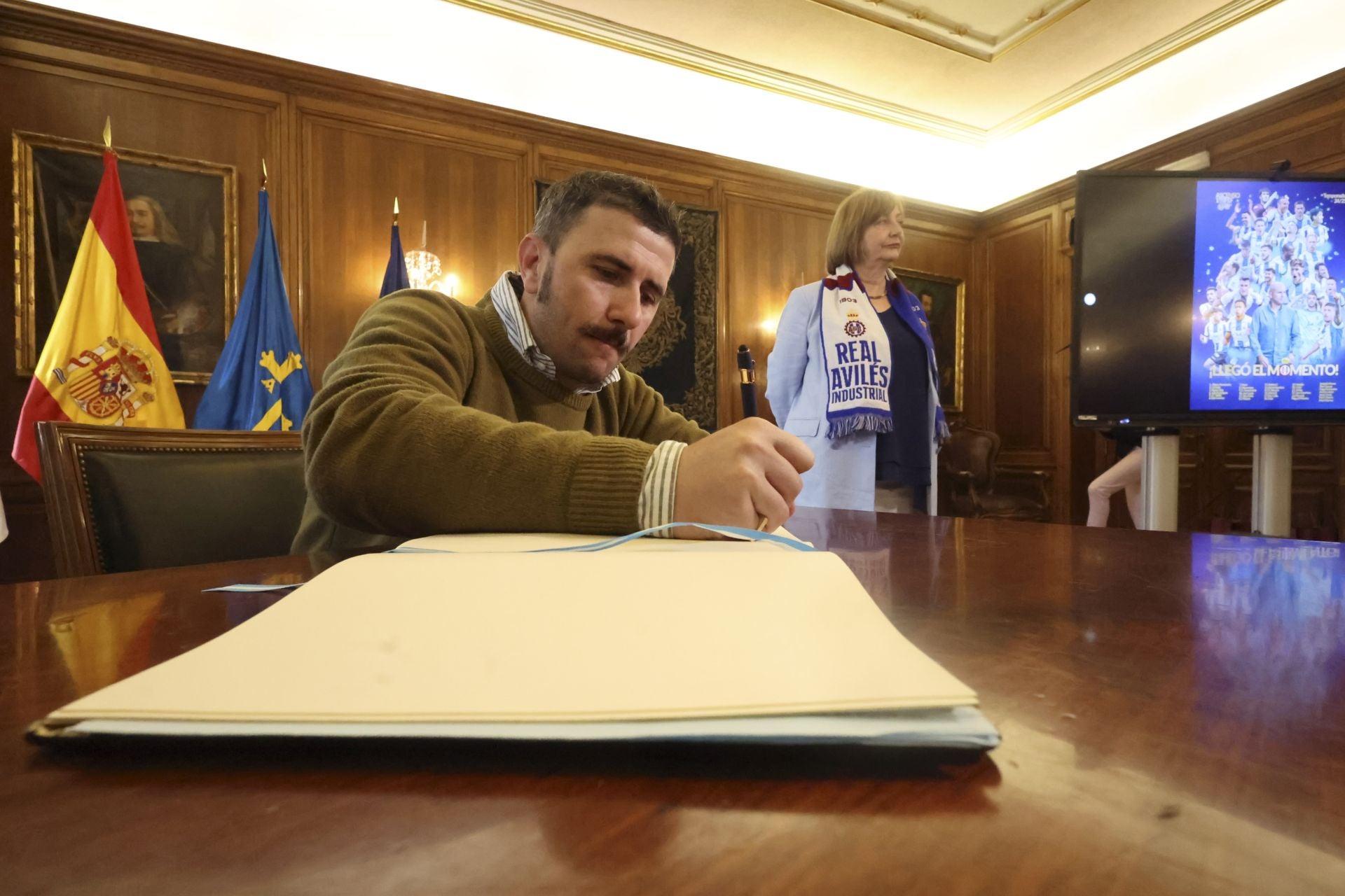 Glorioso homenaje al Real Avilés en la plaza del Ayuntamiento