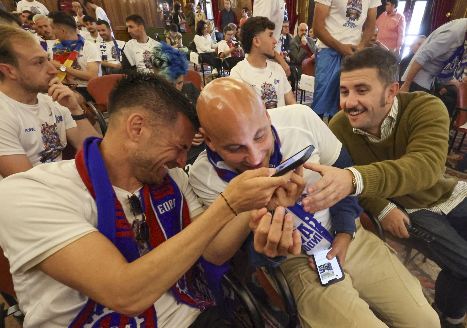 Glorioso homenaje al Real Avilés en la plaza del Ayuntamiento