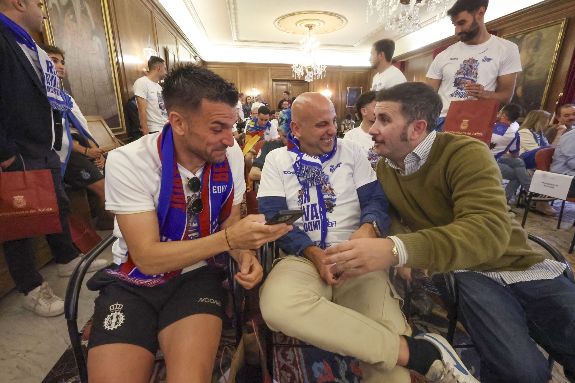 Glorioso homenaje al Real Avilés en la plaza del Ayuntamiento