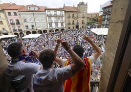 Glorioso homenaje al Real Avilés en la plaza del Ayuntamiento