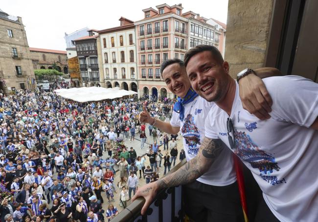 Glorioso homenaje al Real Avilés en la plaza del Ayuntamiento