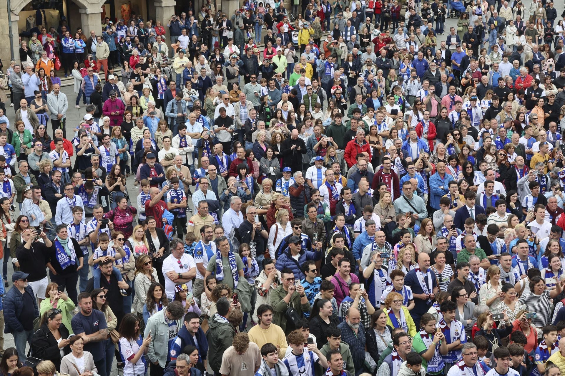 Glorioso homenaje al Real Avilés en la plaza del Ayuntamiento