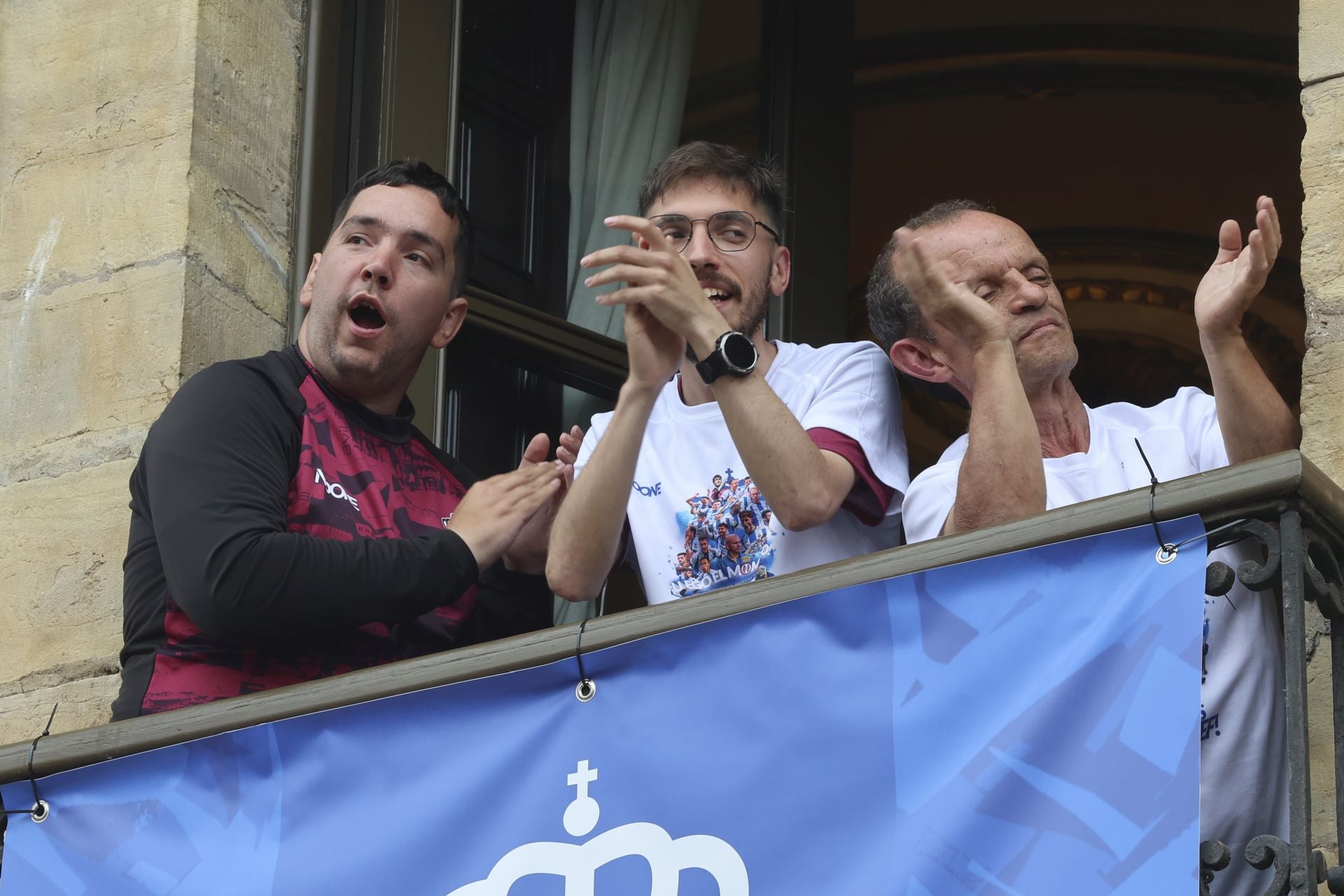 Glorioso homenaje al Real Avilés en la plaza del Ayuntamiento
