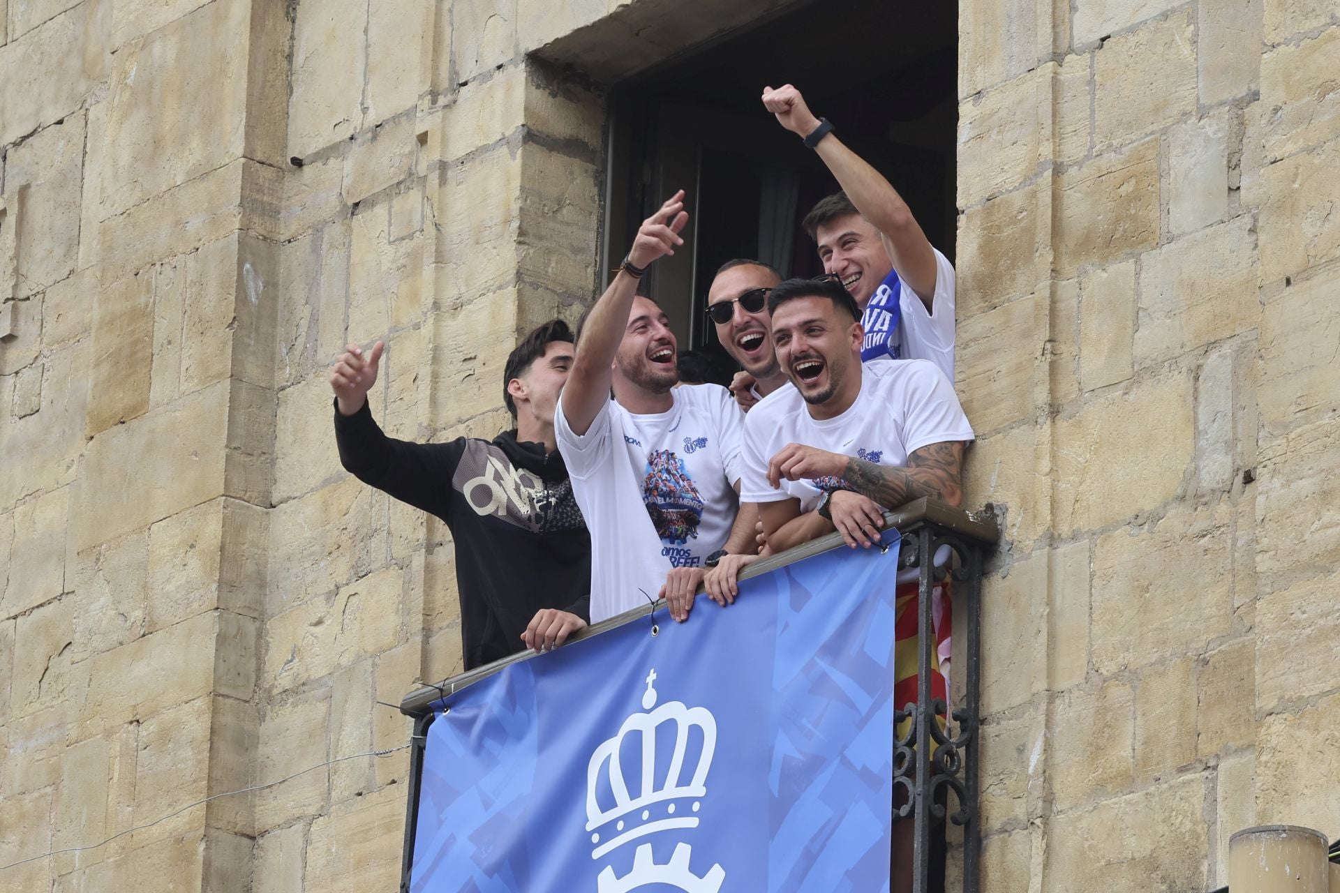 Glorioso homenaje al Real Avilés en la plaza del Ayuntamiento