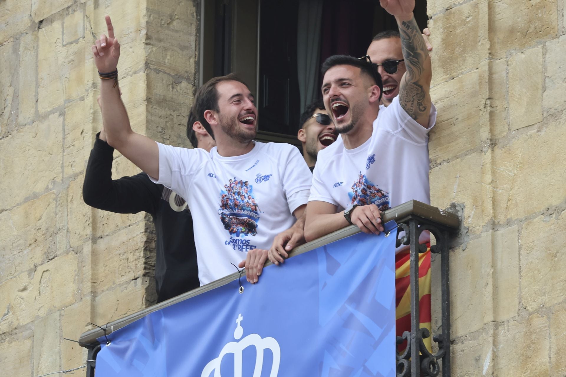 Glorioso homenaje al Real Avilés en la plaza del Ayuntamiento