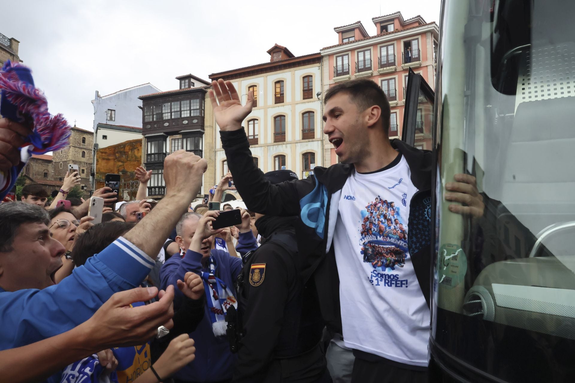 Glorioso homenaje al Real Avilés en la plaza del Ayuntamiento