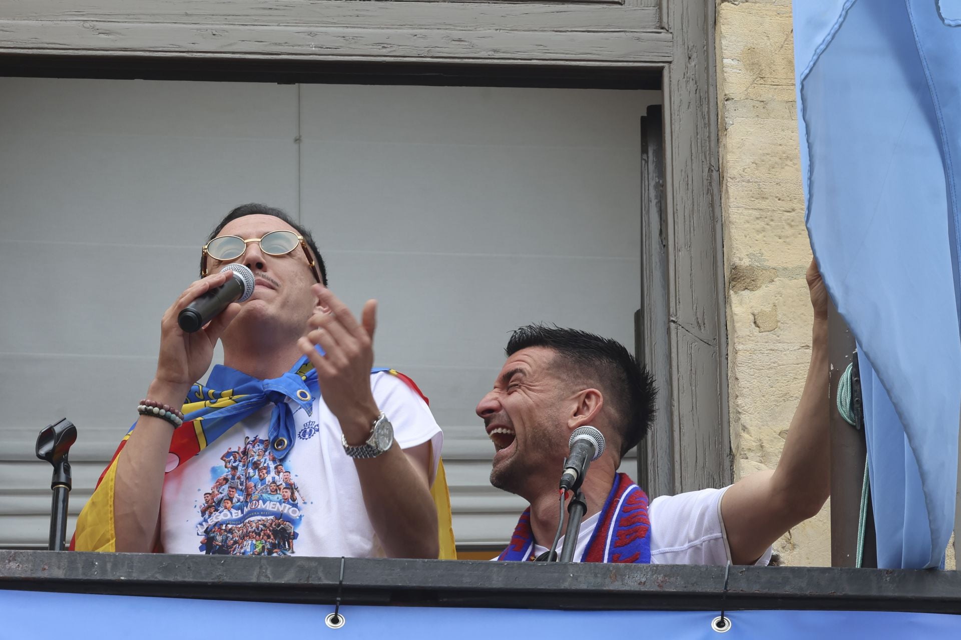 Glorioso homenaje al Real Avilés en la plaza del Ayuntamiento
