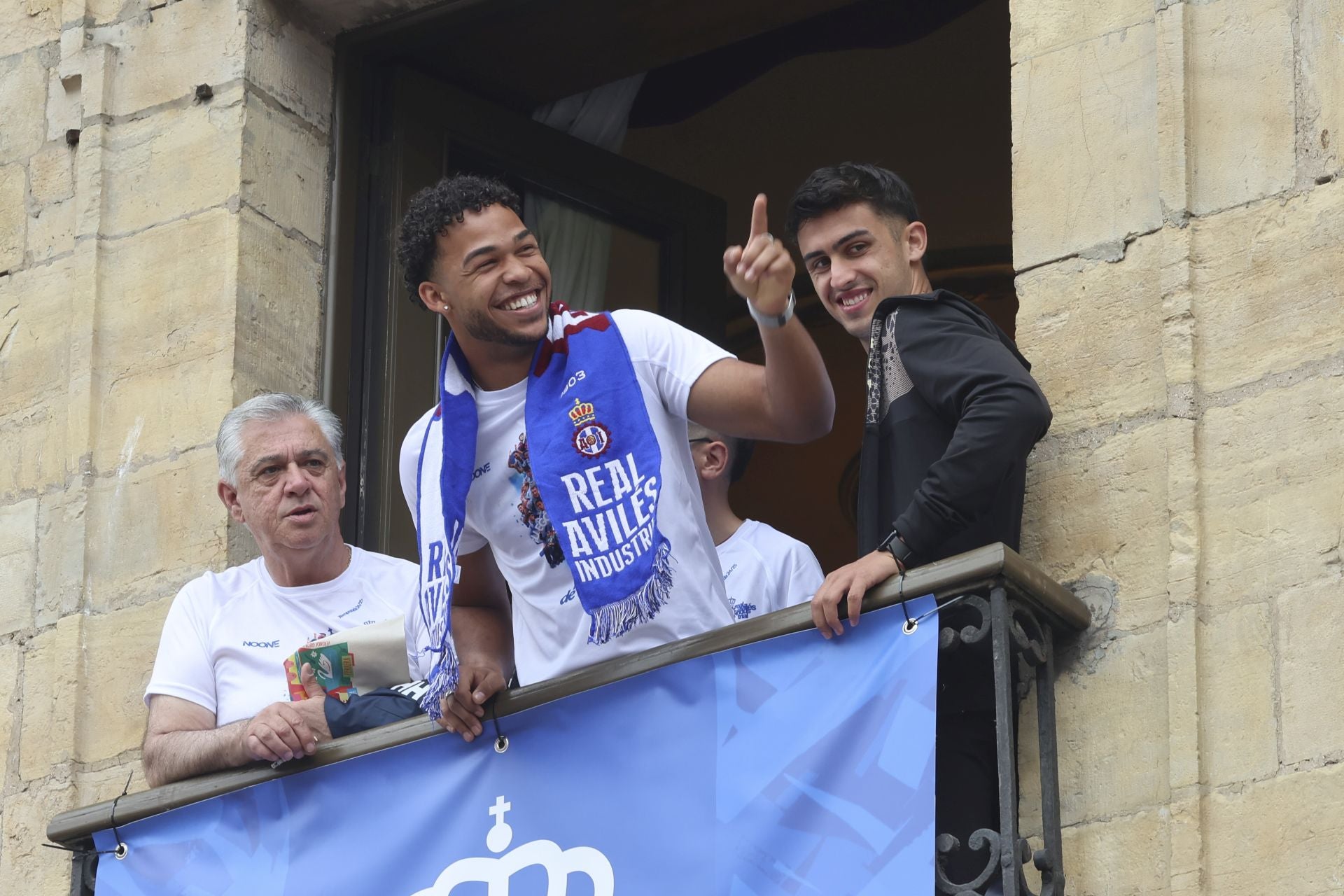 Glorioso homenaje al Real Avilés en la plaza del Ayuntamiento