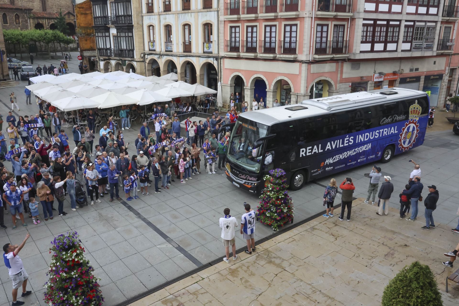 Glorioso homenaje al Real Avilés en la plaza del Ayuntamiento
