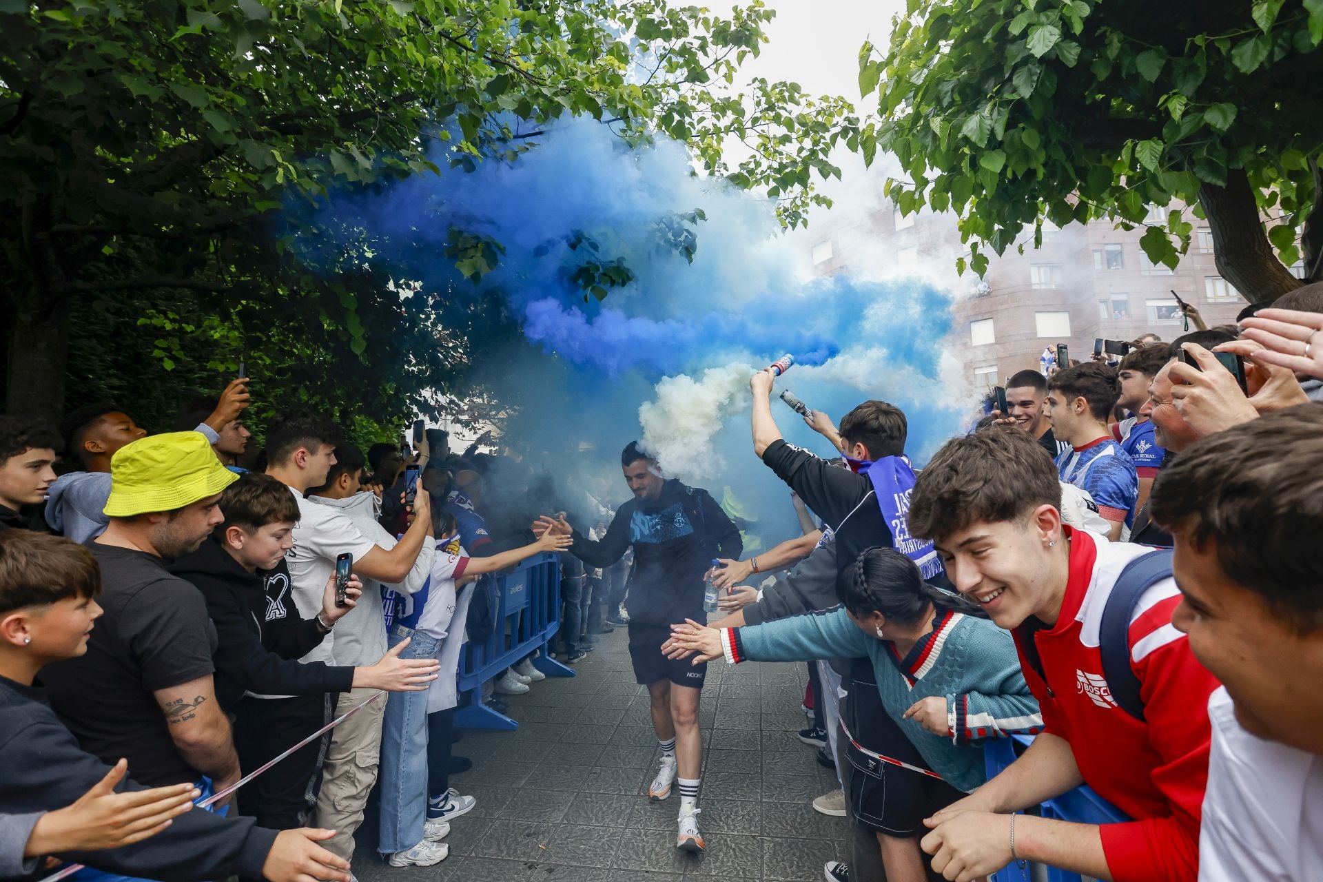 Ambientazo en el Suárez Puerta: la afición del Real Avilés calienta motores