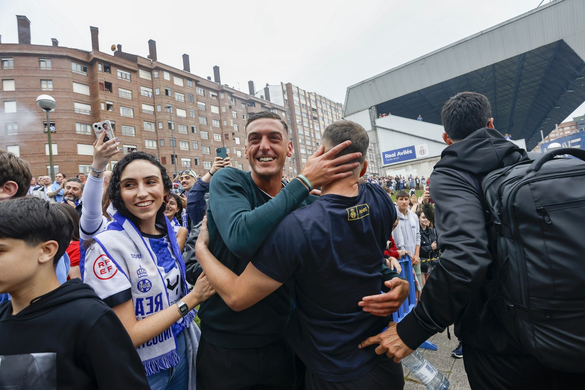 Ambientazo en el Suárez Puerta: la afición del Real Avilés calienta motores