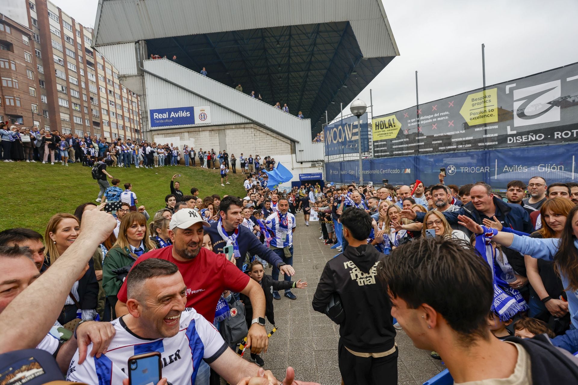 Ambientazo en el Suárez Puerta: la afición del Real Avilés calienta motores