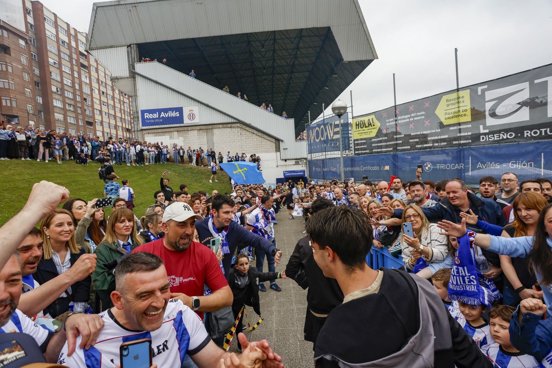 Ambientazo en el Suárez Puerta: la afición del Real Avilés calienta motores