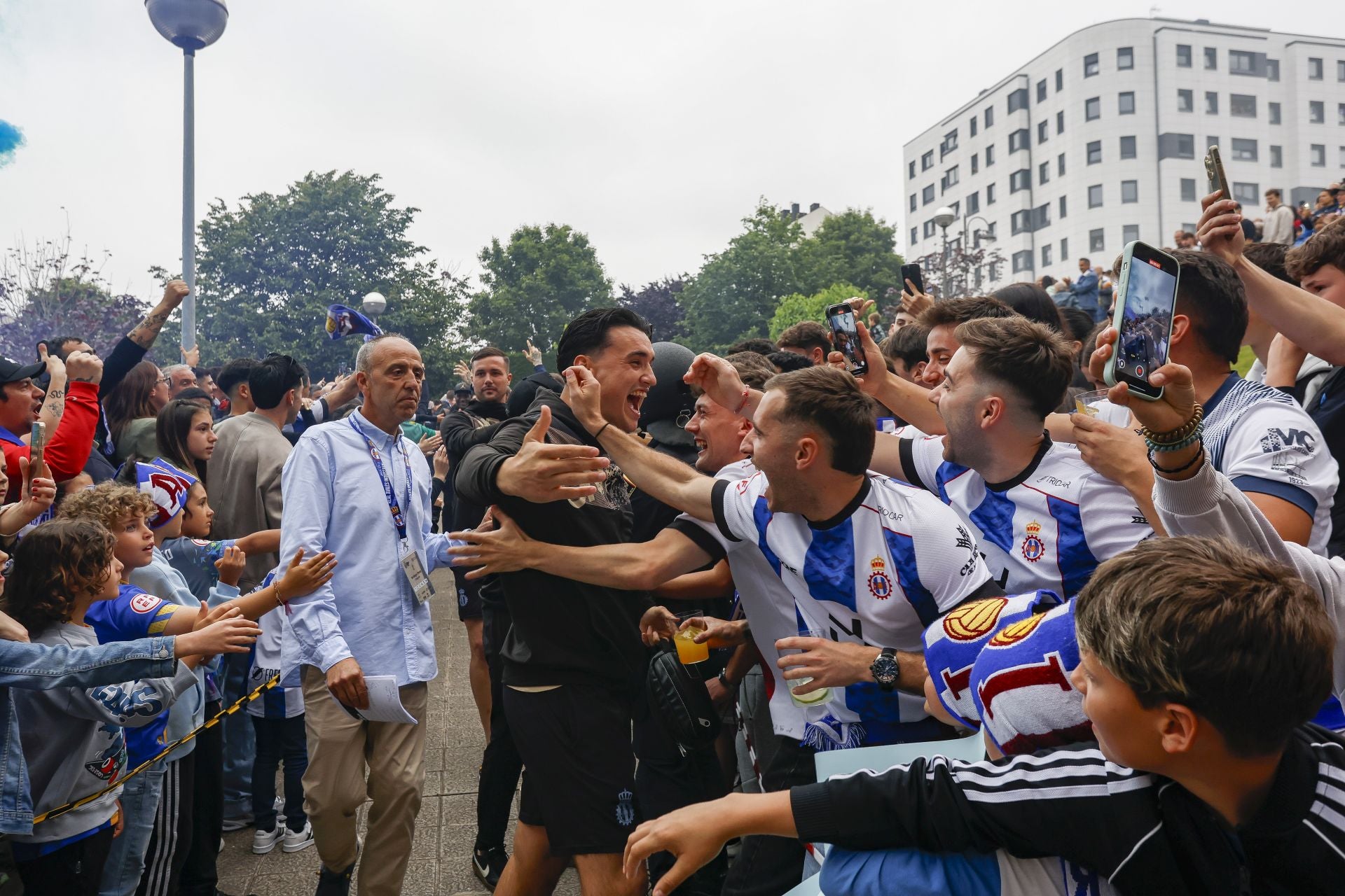 Ambientazo en el Suárez Puerta: la afición del Real Avilés calienta motores