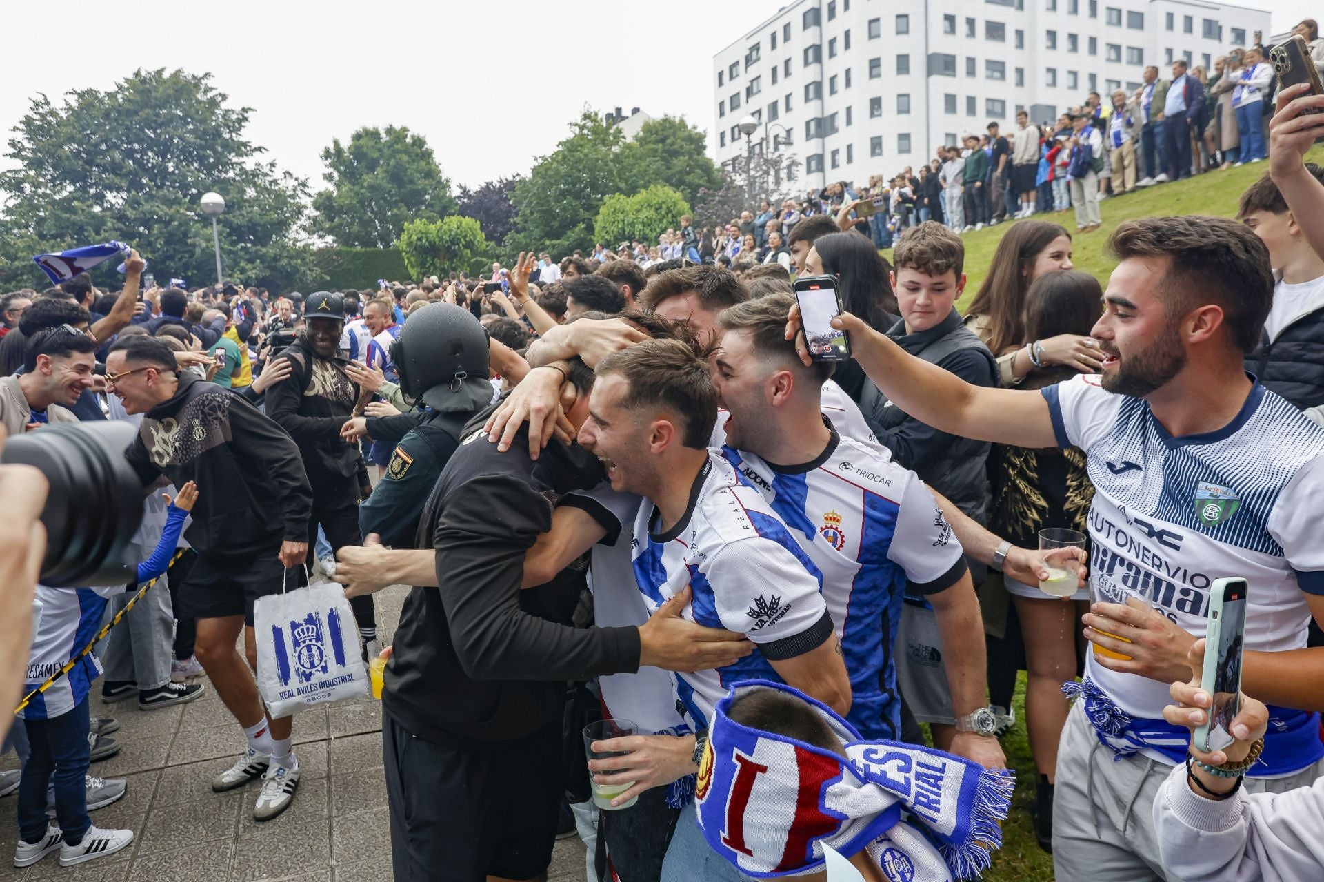 Ambientazo en el Suárez Puerta: la afición del Real Avilés calienta motores