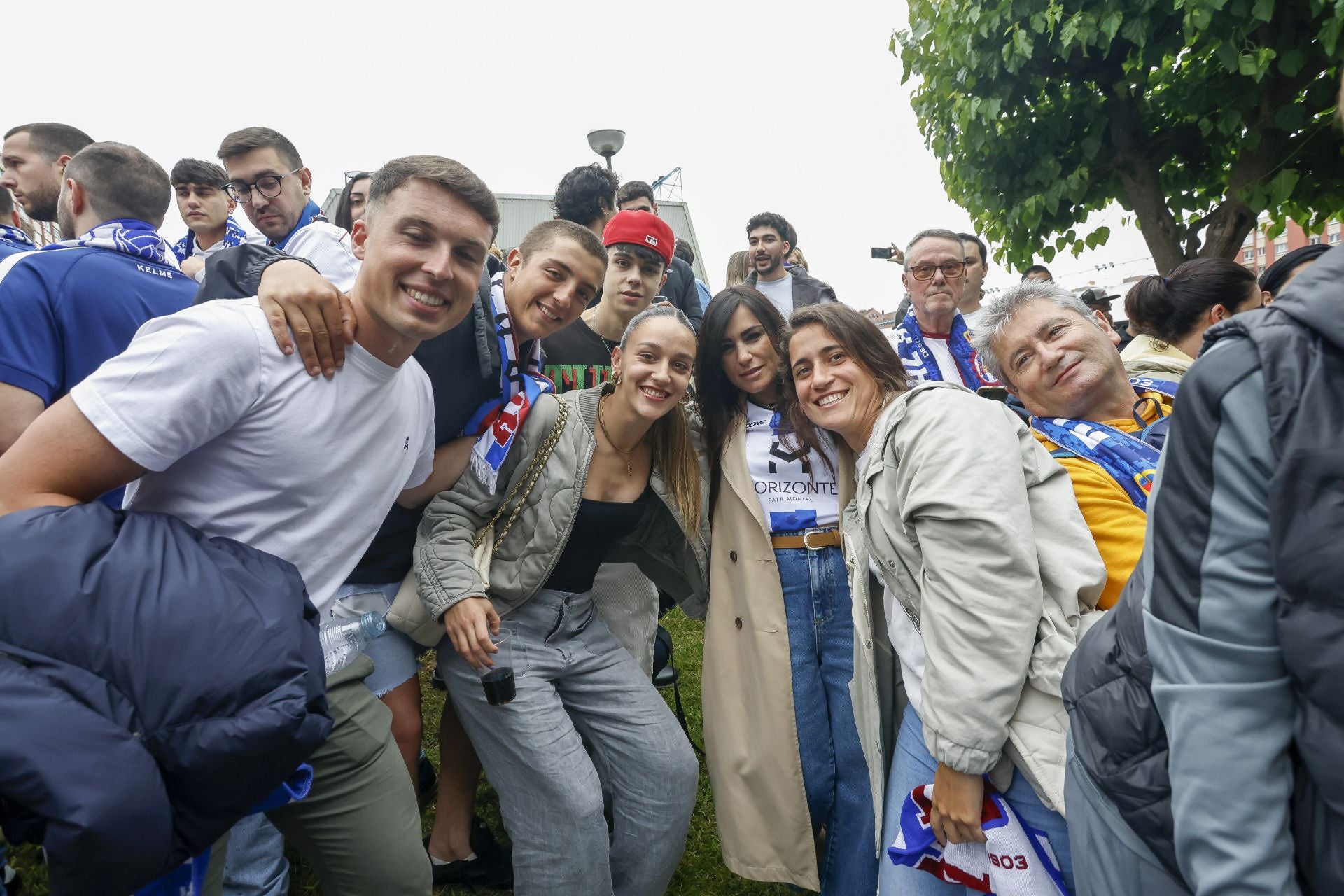 Ambientazo en el Suárez Puerta: la afición del Real Avilés calienta motores