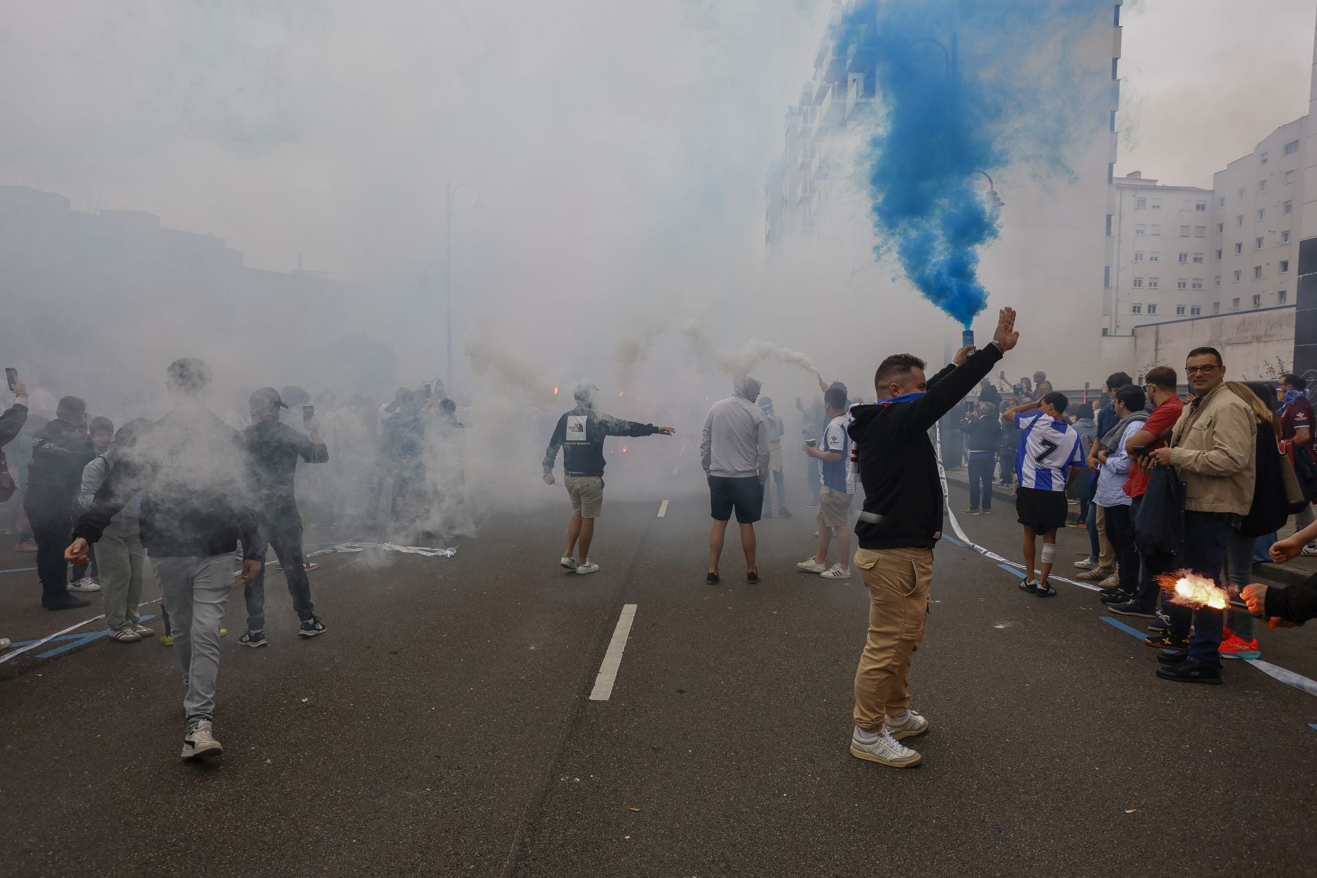 Ambientazo en el Suárez Puerta: la afición del Real Avilés calienta motores
