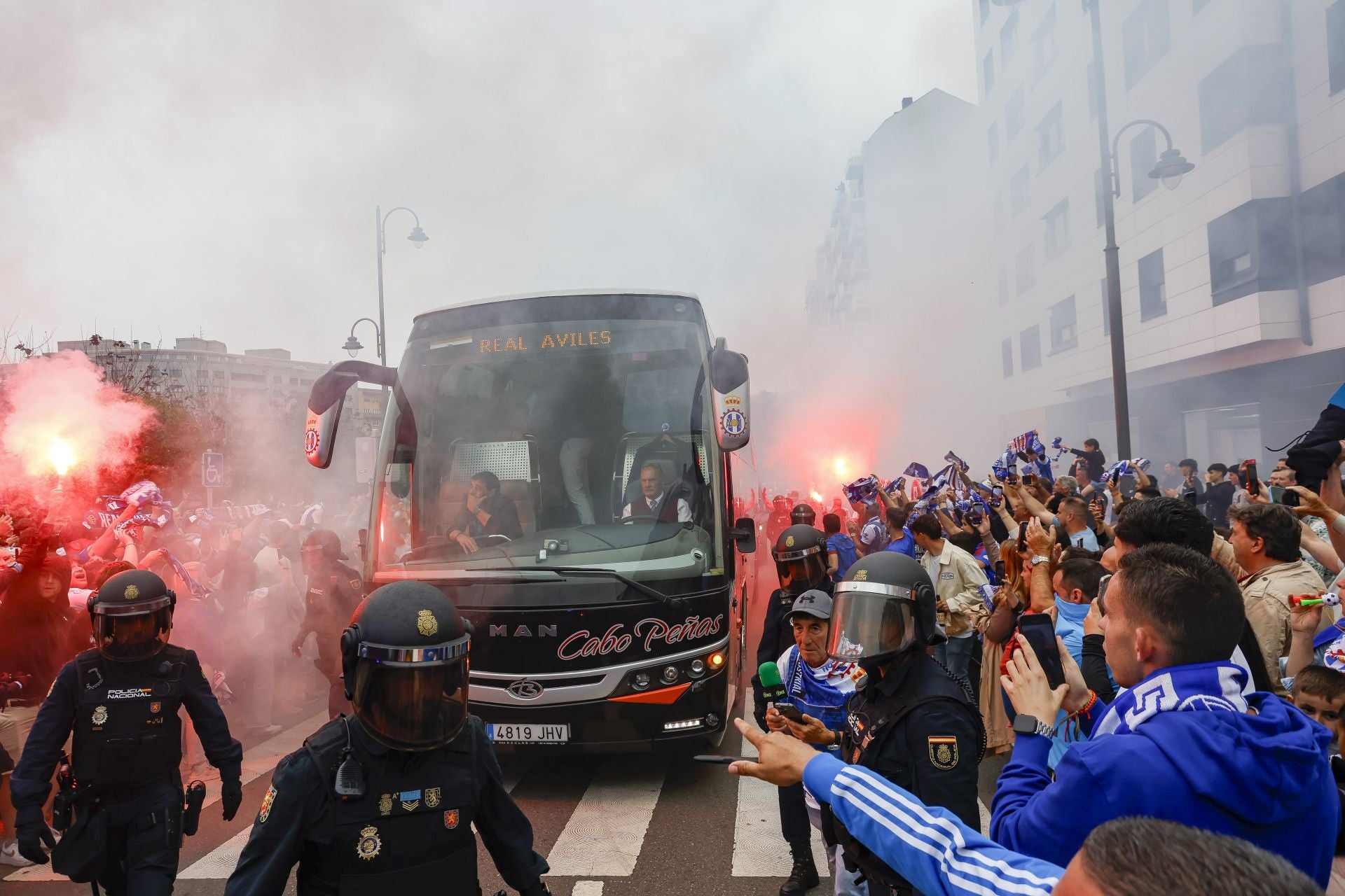 Ambientazo en el Suárez Puerta: la afición del Real Avilés calienta motores