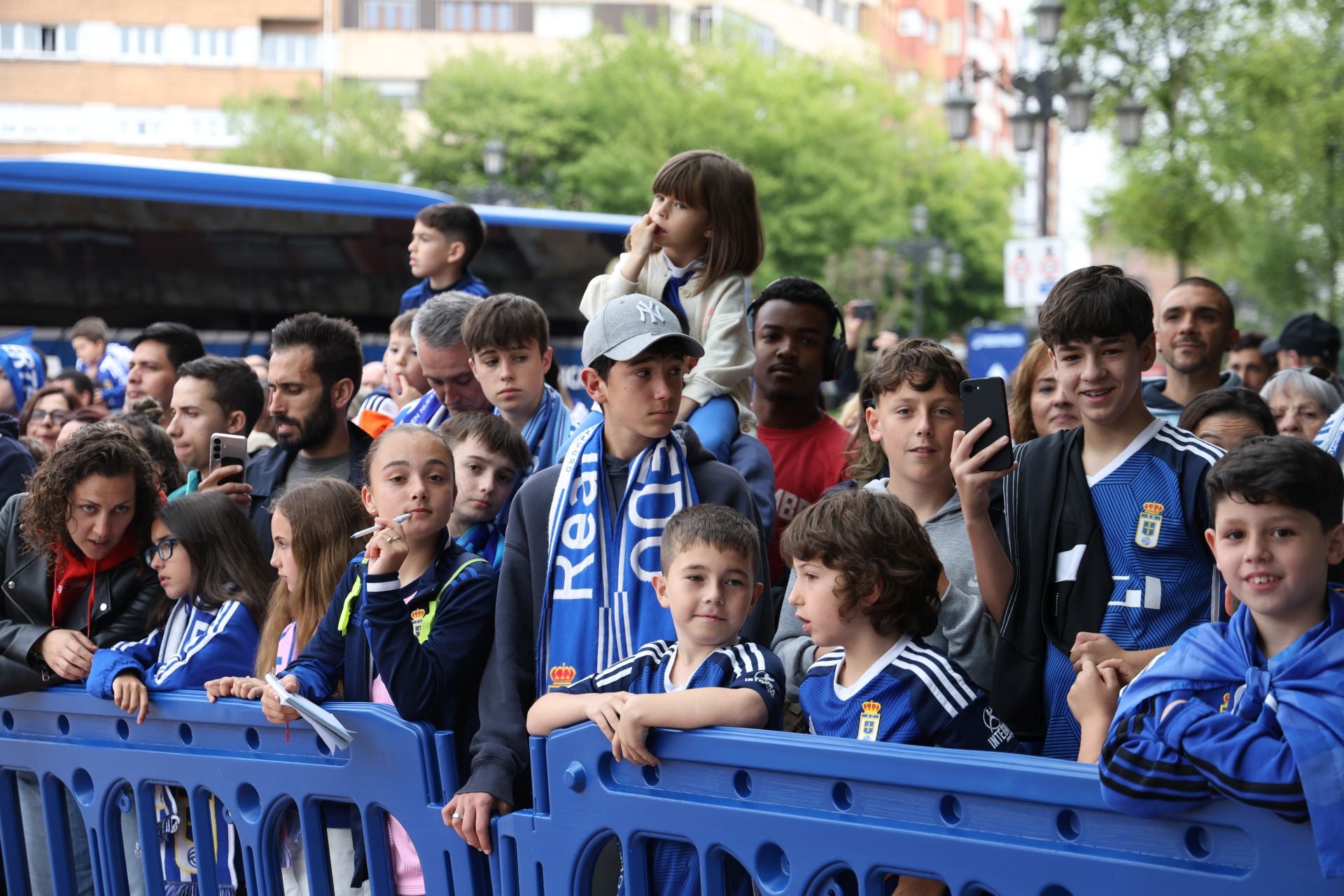 Así fue el recibimiento de la afición del Real Oviedo al equipo