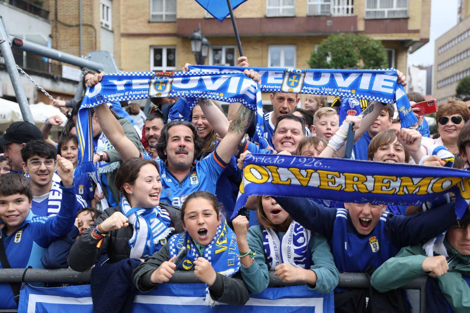 Así fue el recibimiento de la afición del Real Oviedo al equipo