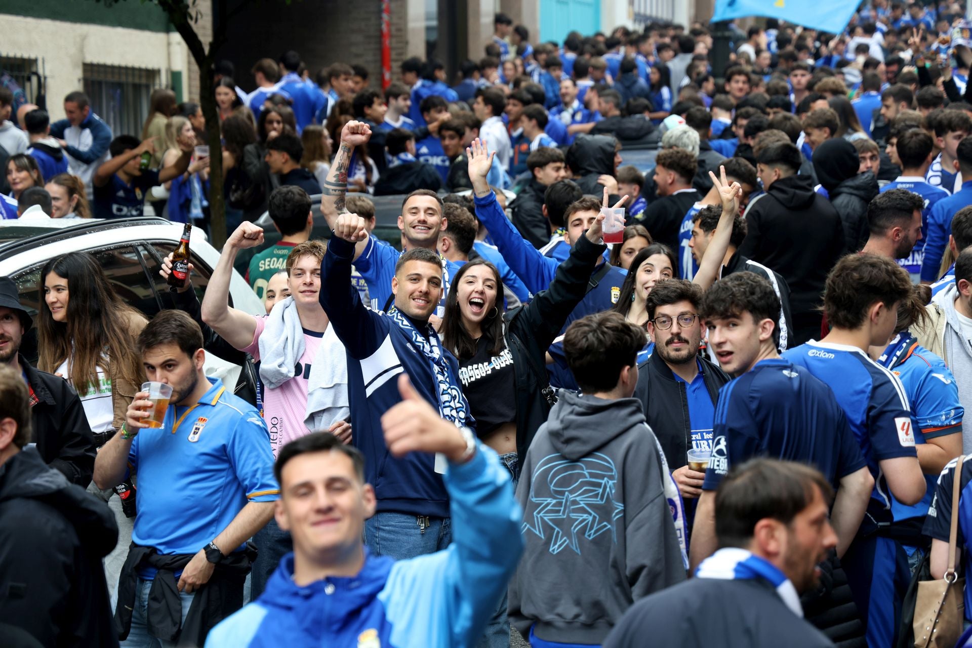 Así fue el recibimiento de la afición del Real Oviedo al equipo