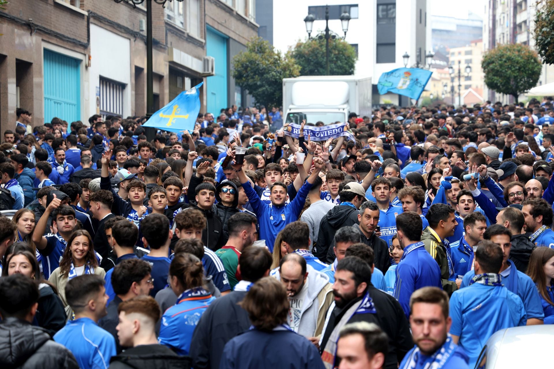 Así fue el recibimiento de la afición del Real Oviedo al equipo