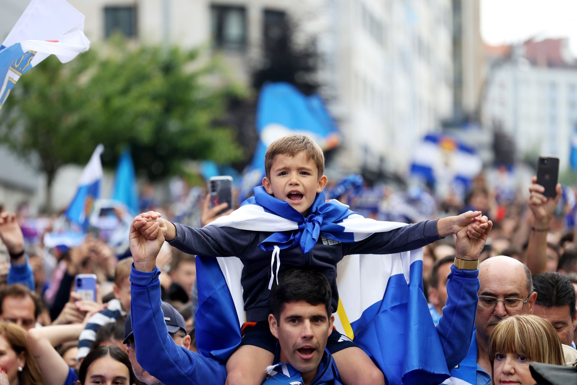 Así fue el recibimiento de la afición del Real Oviedo al equipo