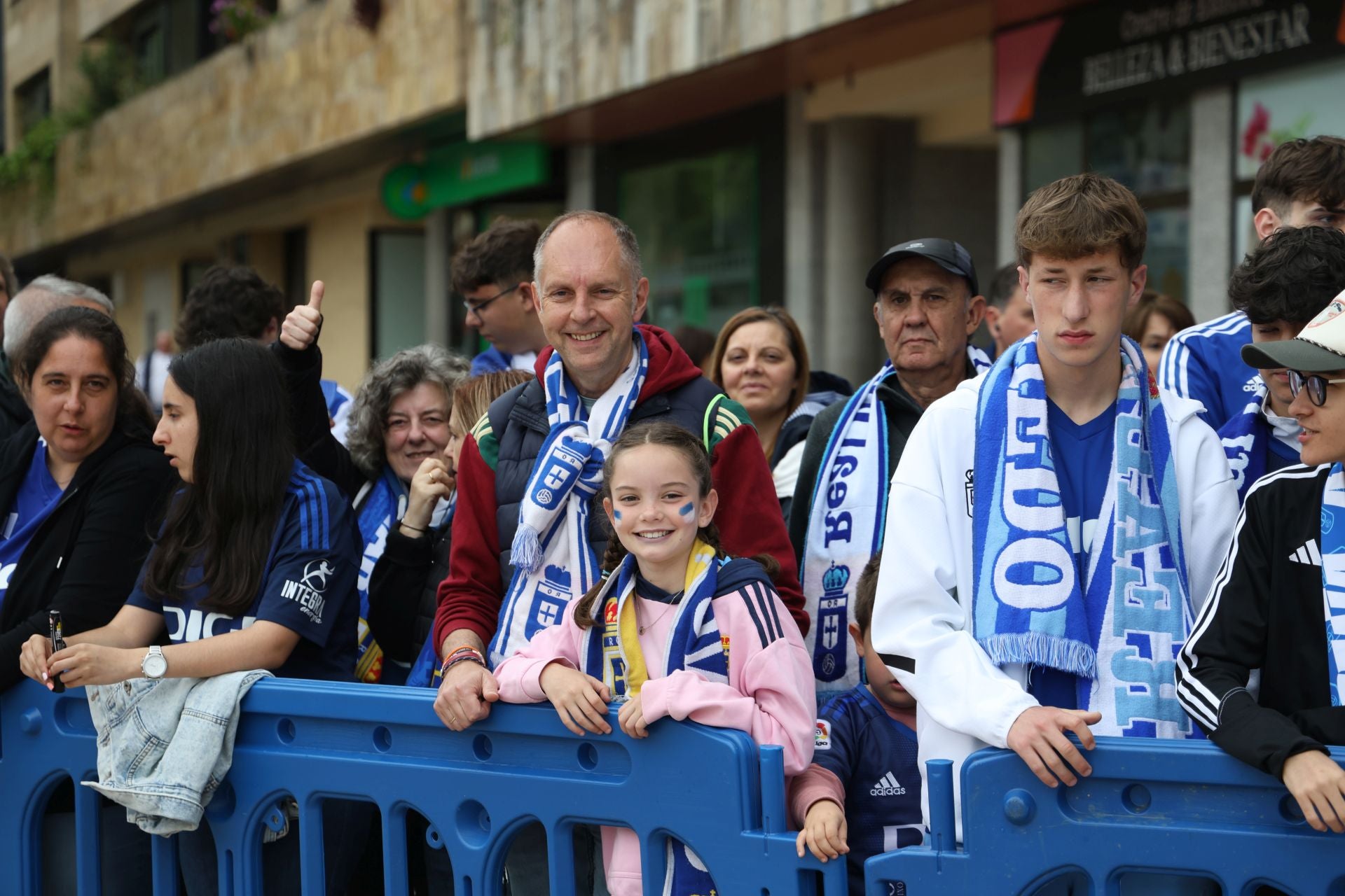 Así fue el recibimiento de la afición del Real Oviedo al equipo