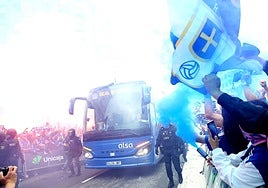 Así fue el recibimiento de la afición del Real Oviedo al equipo