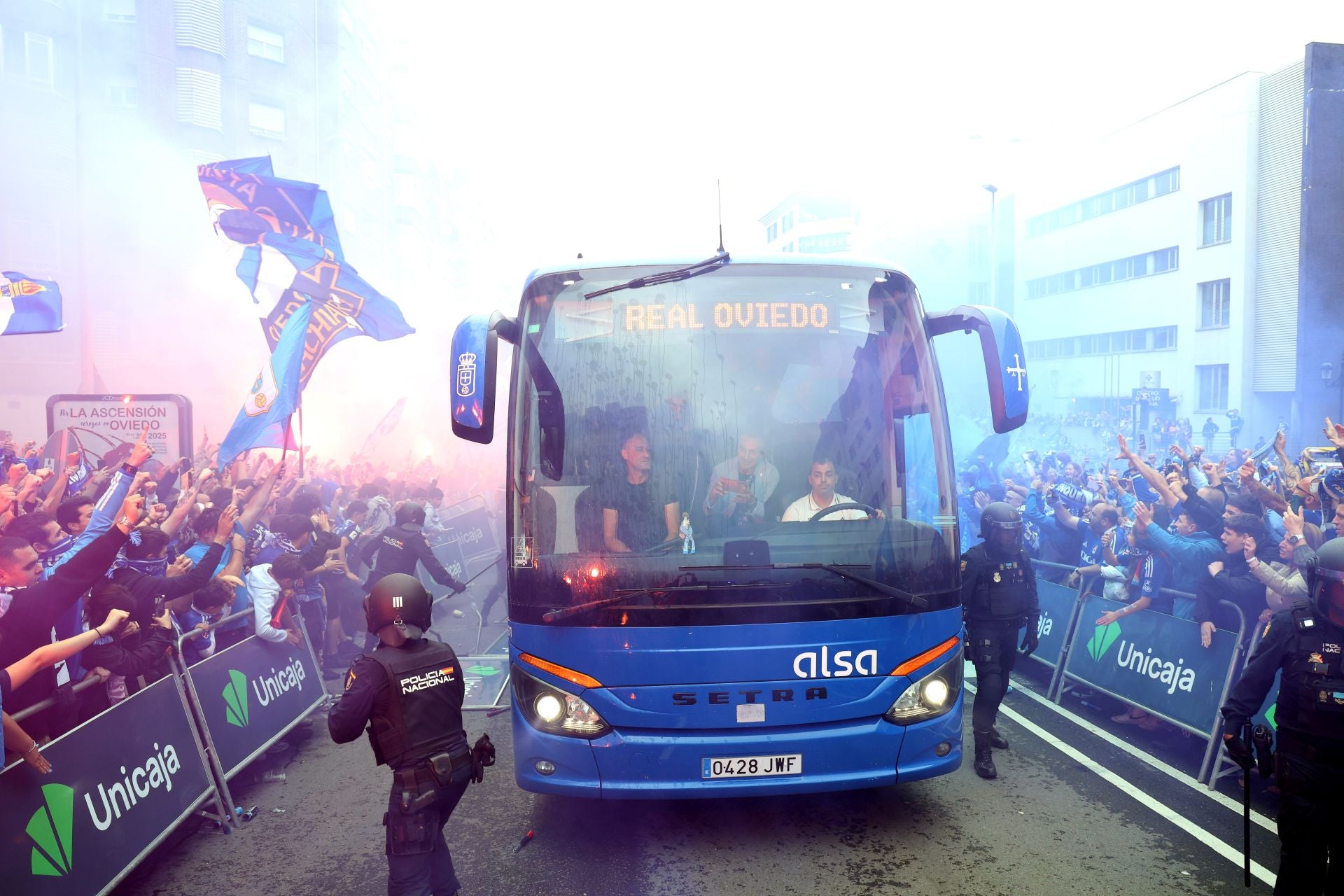 Así fue el recibimiento de la afición del Real Oviedo al equipo