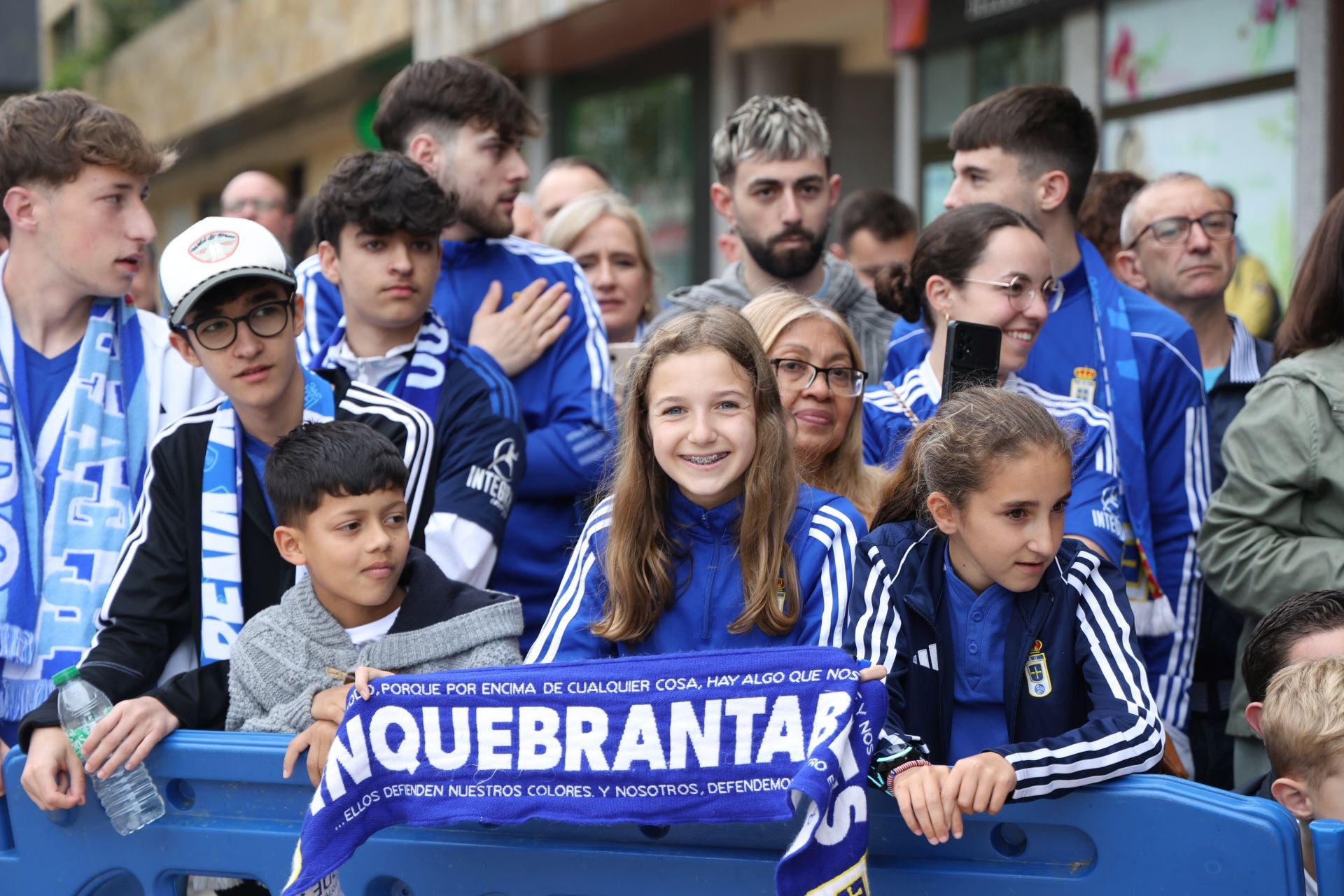 Así fue el recibimiento de la afición del Real Oviedo al equipo