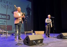 Manuel López Menéndez canta acompañado del gaitero Valentín Fuente.