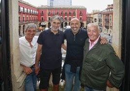 Desde la izquierda, Iñaki Tejada,Isidro Fernández, Abelardo yGerardo Ruiz, posando para ELCOMERCIO en el balcón delAyuntamiento, donde se celebróel último ascenso.