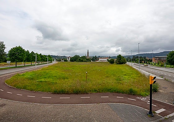 Parcela de la Universidad de Oviedo en la Pecuaria, que será adquirida por el Ayuntamiento de Gijón para crear un aparcamiento disuasorio.