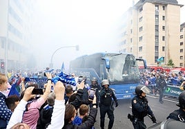 Aficionados del Real Oviedo animan a los jugadores antes del último partido de Liga frente al Cádiz.