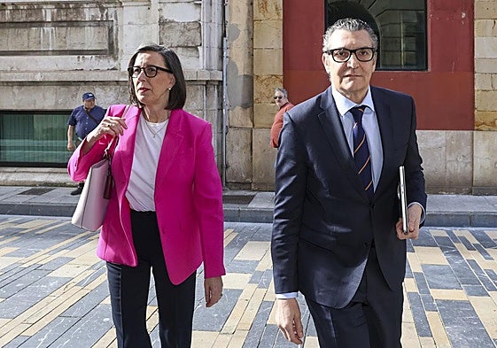 Nieves Roqueñí y José Luis Barettino, el pasado martes, a su llegada a la plaza Mayor de Gijón para reunirse con la alcaldesa.