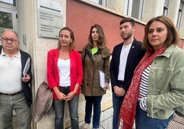 Los ediles de IU de Noreña, arropados por componentes de la dirección regional, ante los juzgados de Pola de Siero.