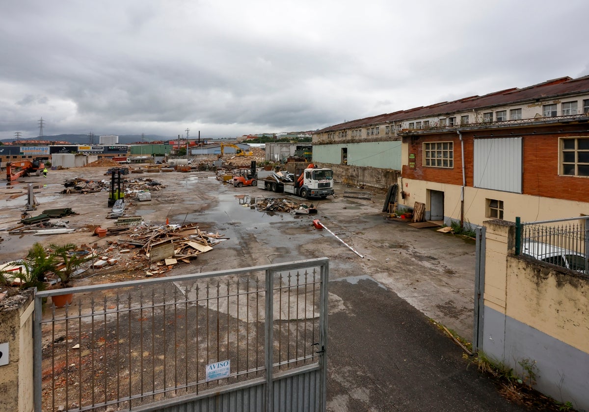 Derribos de naves de 70 años en Roces, en Gijón, para el futuro Obramat