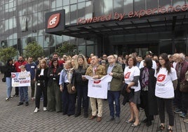 Concentración de trabajadores de Duro Felguera, ante su sede principal, en Gijón.