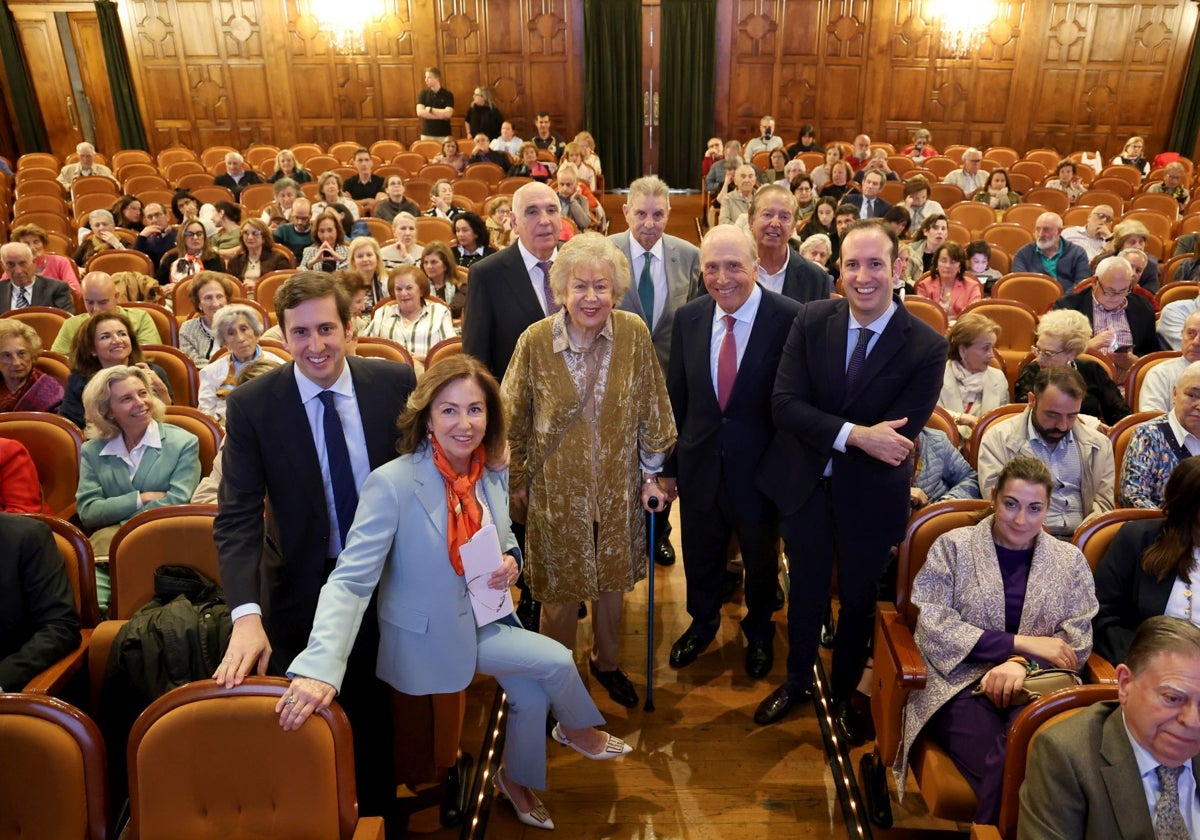 Luis Fernández-Vega Cueto-Felgueroso, Victoria Cueto-Felgueroso, Carmen López Villaverde, José Antonio Alonso, Manuel Gutiérrez Claverol, Guillermo González-Pola, Luis Fernández Vega y Andrés Fernández-Vega Cueto-Felgueroso.