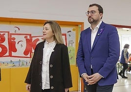 Lydia Espina y Adrián Barbón, en una visita a un centro educativo.