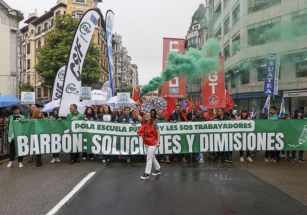 El inicio de la multitudinaria manifestación en defensa de la educación pública del pasado domingo en Oviedo.