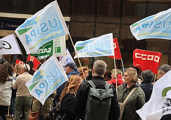 Movilización frente a la Consejería de Derechos Sociales y Bienestar.