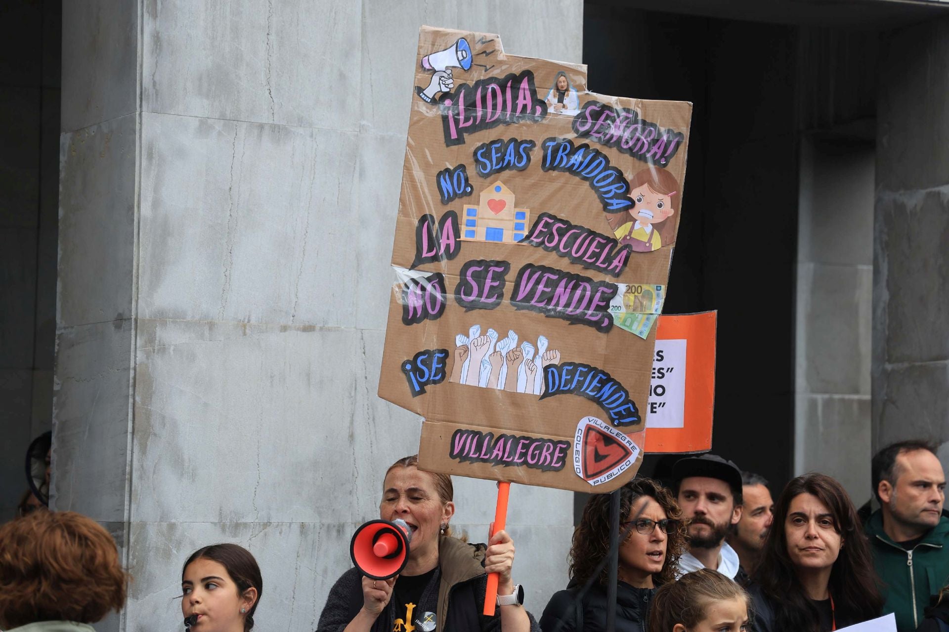 Sonora protesta docente tras la dimisión de la consejera de Educación de Asturias
