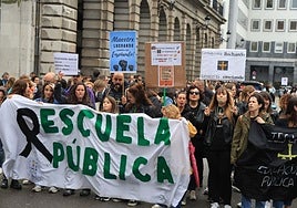 Las protestas por la educación pública continúan este lunes; la marea negra ha vuelto a salir a la calle.