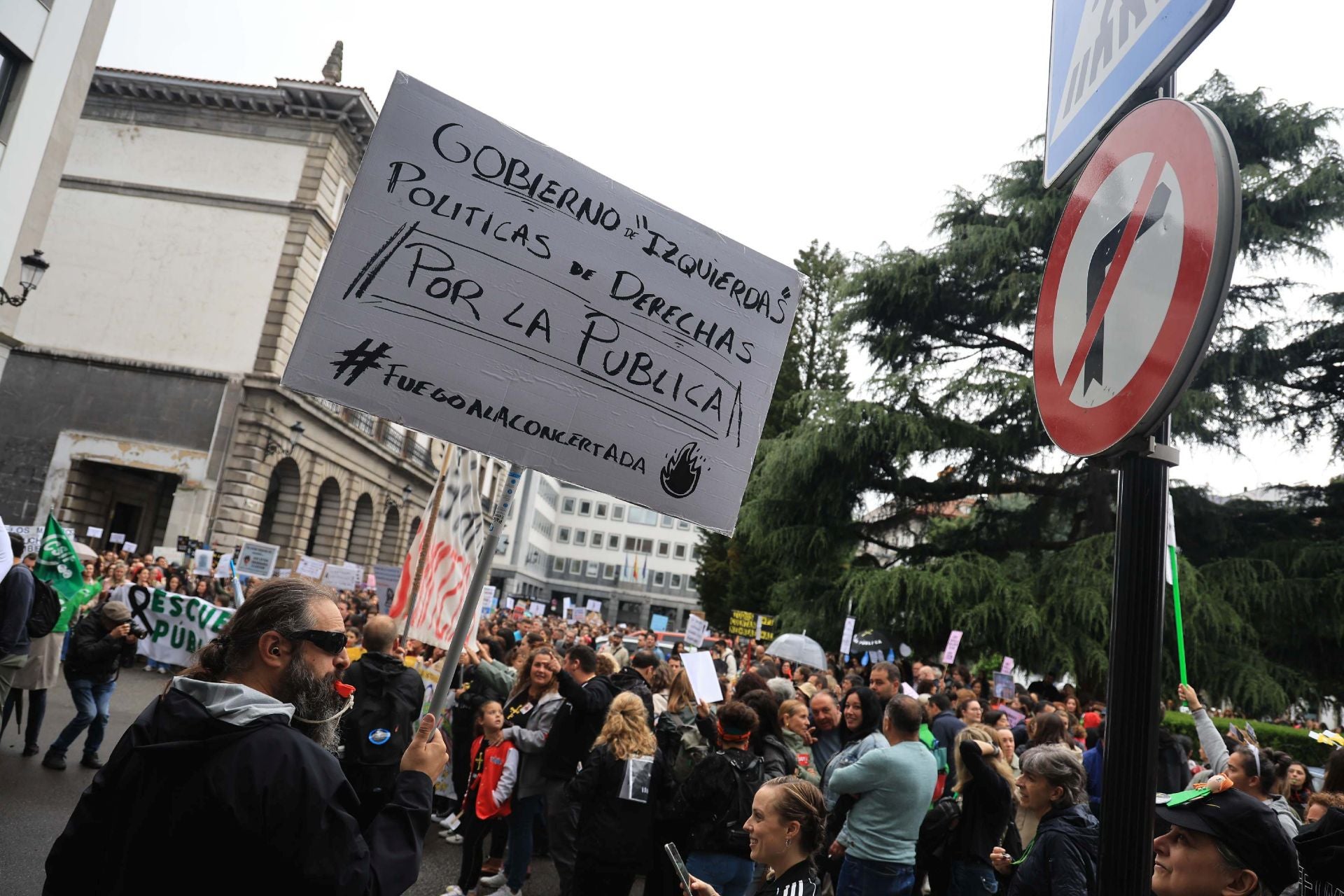 Sonora protesta docente tras la dimisión de la consejera de Educación de Asturias