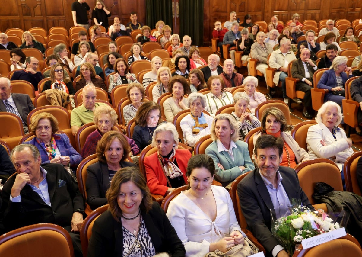 Imagen secundaria 1 - Diversos instantes del pregón de la Sociedad Protectora de La Balesquida, cuando Victoria Cueto-Felgueroso recibió un recuerdo y María del Carmen López Villaverde el título de socia de honor.