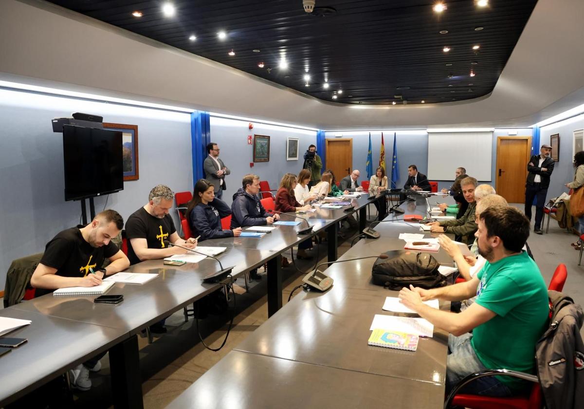 Reunión de dos horas sin acuerdo: sigue la huelga y los sindicatos acusan al gobierno asturiano de querer «desgastar al profesorado»