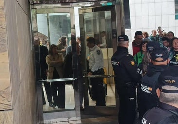 Vídeo | Tensión entre los manifestantes y los consejeros Gimena Llamedo y Guillermo Peláez, a los que bloquearon la salida